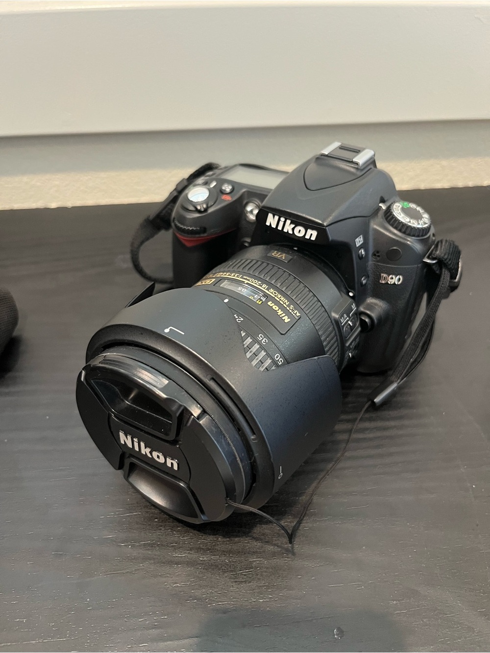 Nikon D90 +18-200mm Lens + battery, charger, bag
